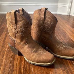 Never worn Justin brand boots!